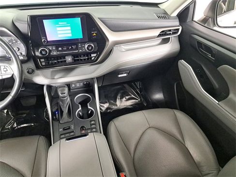 Used 2023 Toyota Highlander LE image 18