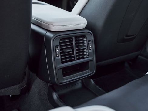 Used 2023 Porsche Taycan 4S w/ Premium Package image 47