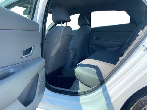 Certified 2025 Hyundai Elantra SE FWD image 13