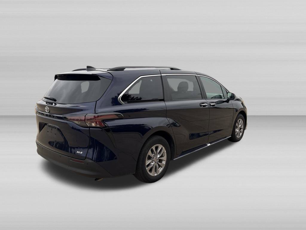 Used 2025 Toyota Sienna XLE FWD image 4