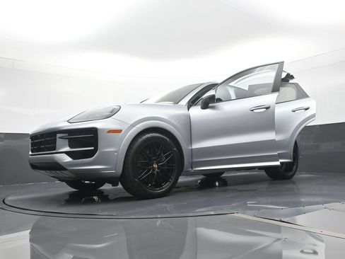 Certified 2025 Porsche Cayenne Coupe AWD/4WD image 31