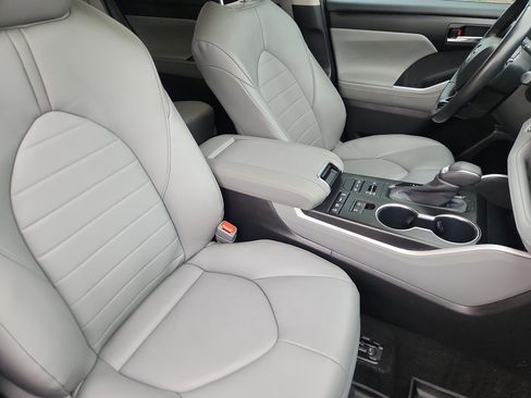 Used 2020 Toyota Highlander XLE AWD/4WD image 15