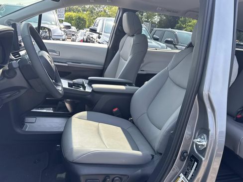 New 2026 Toyota Sienna XLE FWD image 8