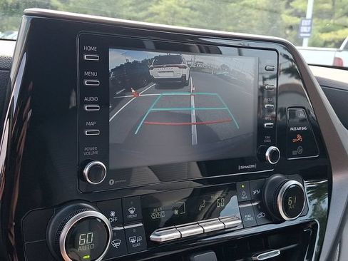 Used 2021 Toyota Highlander L AWD/4WD image 30