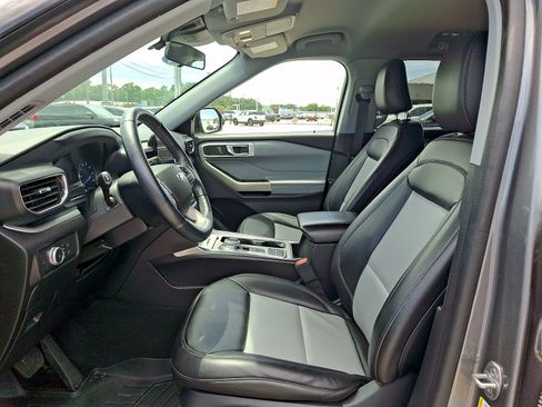 Certified 2022 Ford Explorer XLT w/ Equipment Group 202A RWD image 12