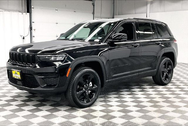 Used 2023 Jeep Grand Cherokee Altitude AWD/4WD image 12