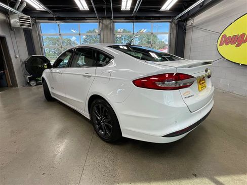 Used 2018 Ford Fusion SE FWD image 3