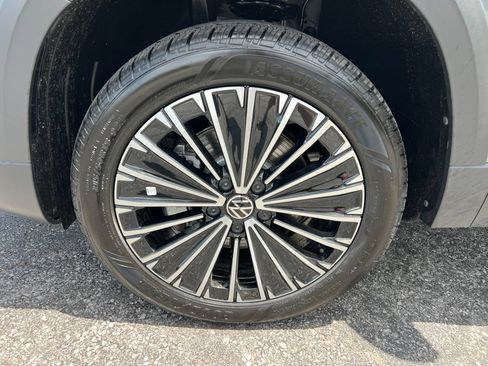 New 2026 Volkswagen Taos SE FWD image 8