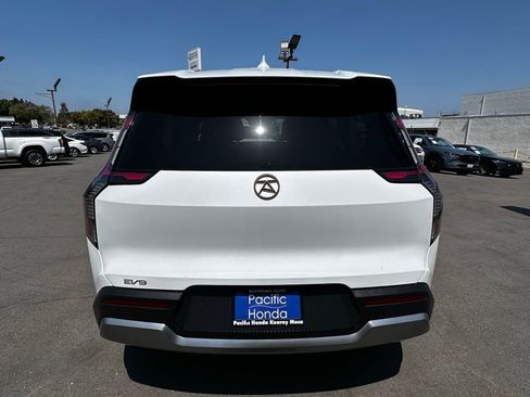 Used 2024 Kia EV9 Light Long Range RWD image 4