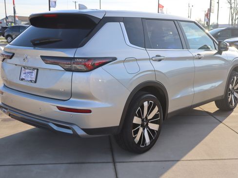 Used 2025 Mitsubishi Outlander SE image 6