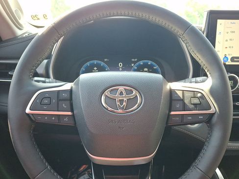 Used 2024 Toyota Highlander Limited AWD/4WD image 17