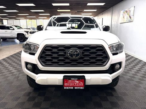 Used 2020 Toyota Tacoma TRD Sport w/ Technology Package AWD/4WD image 4