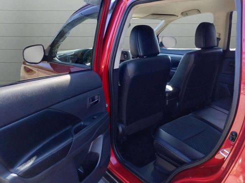 Used 2015 Mitsubishi Outlander SE image 17