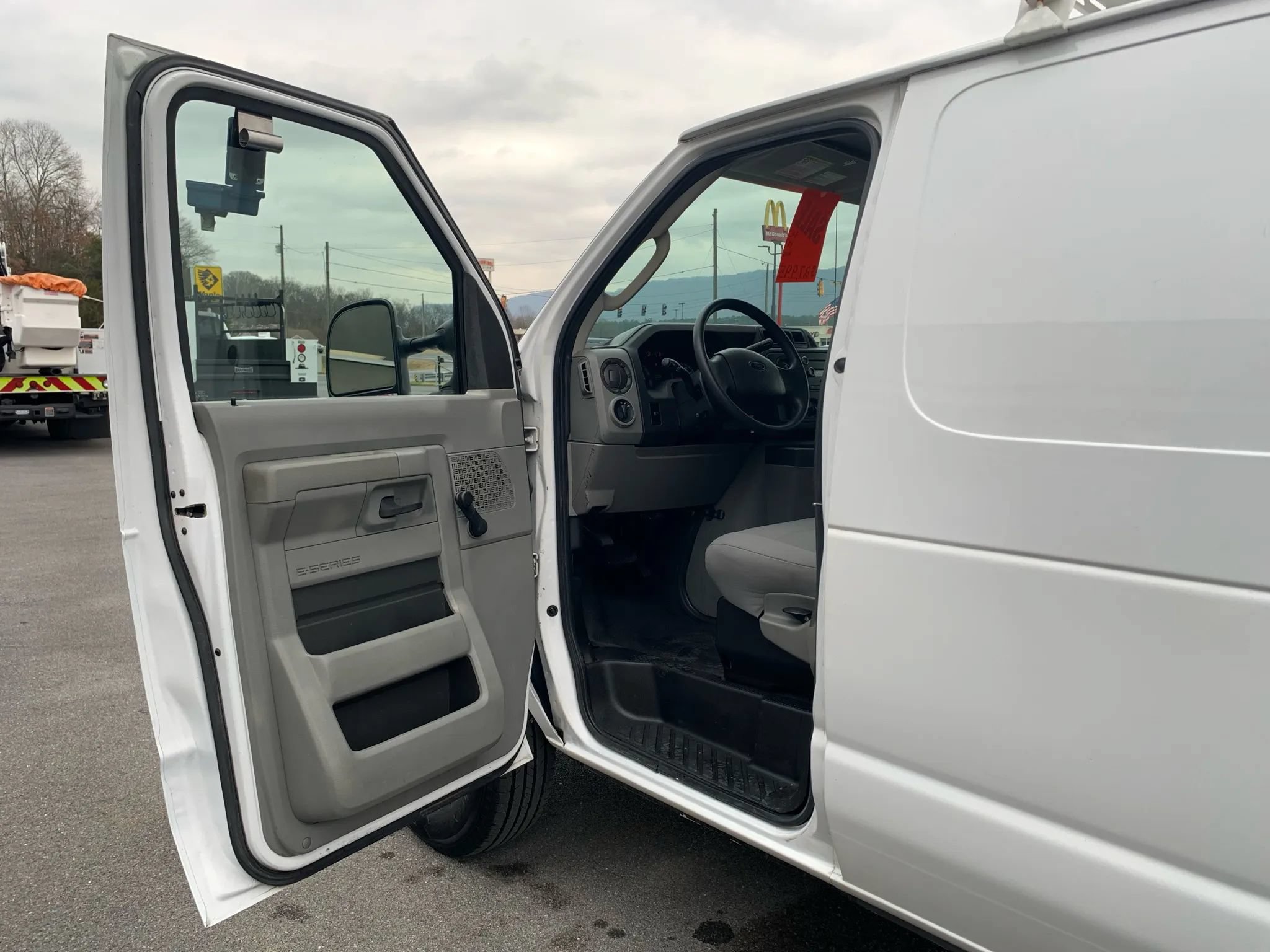 Used 2014 Ford E-350 and Econoline 350 Extended Super Duty w/ Insulation Package RWD image 7
