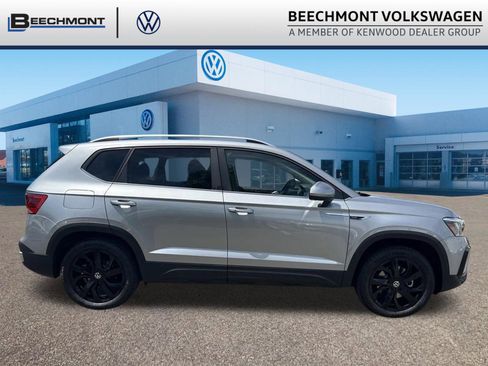 Used 2023 Volkswagen Taos SE w/ Panoramic Sunroof Package AWD/4WD image 8