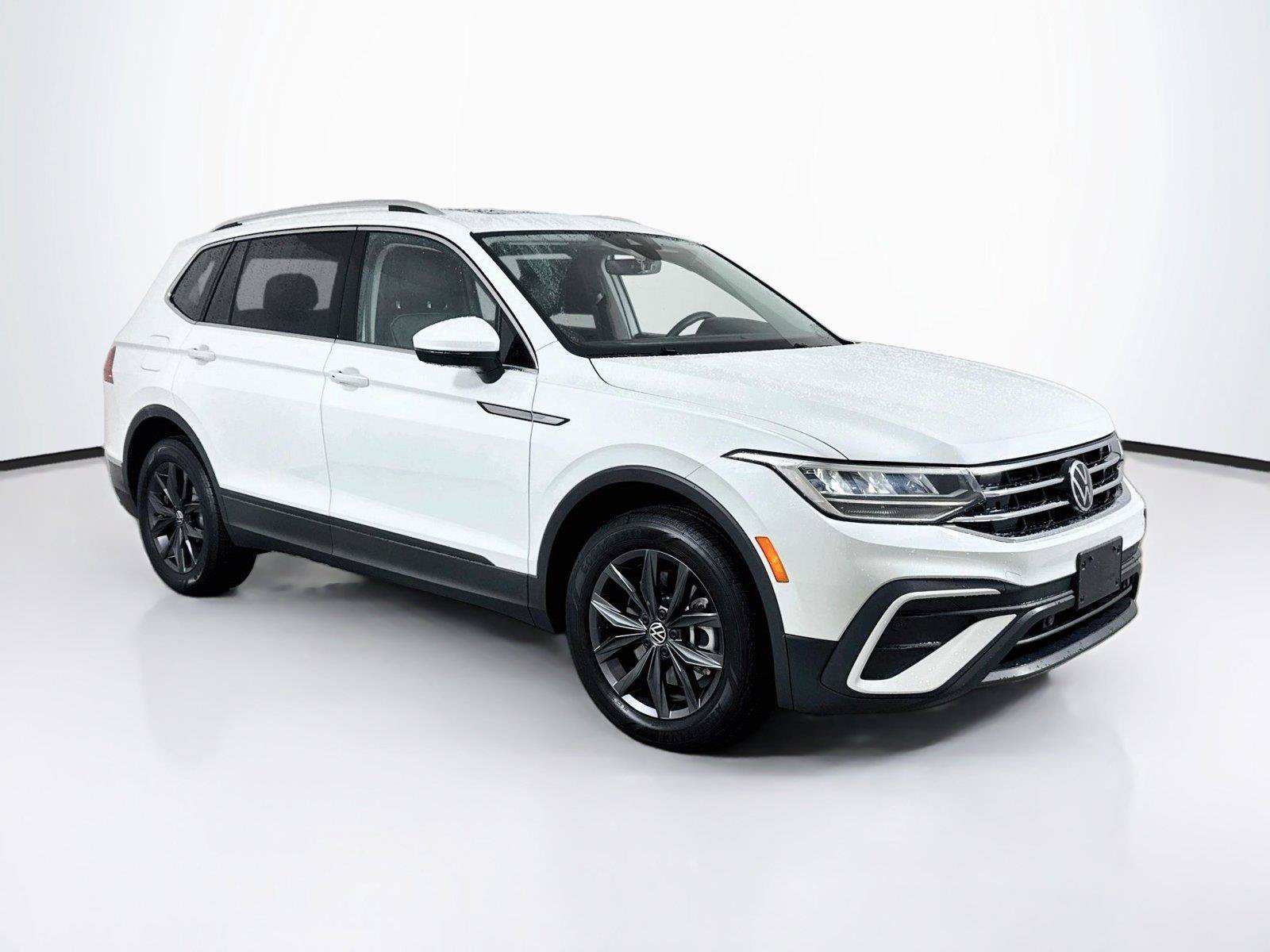 Used 2023 Volkswagen Tiguan SE w/ Panoramic Sunroof Package FWD image 6