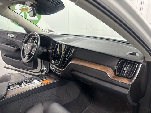 Used 2021 Volvo XC60 T5 Momentum AWD/4WD image 17