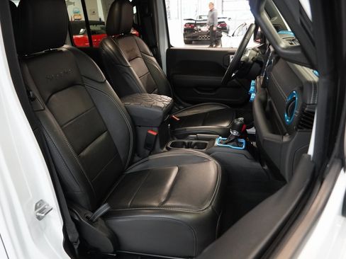 Used 2023 Jeep Wrangler Unlimited Sahara w/ Cold Weather Group image 31