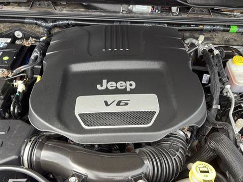 Used 2017 Jeep Wrangler Unlimited Sahara w/ Connectivity Group AWD/4WD image 25