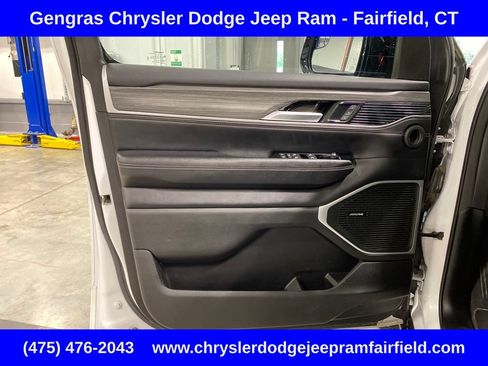 Certified 2024 Jeep Wagoneer Series III AWD/4WD image 11