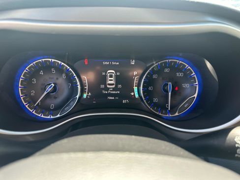 Used 2022 Chrysler Pacifica Touring-L image 19