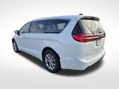 New 2026 Chrysler Pacifica Select AWD/4WD image 5