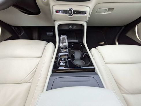 Certified 2024 Volvo XC40 B5 Plus AWD/4WD image 24