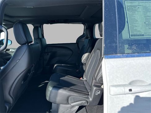 New 2025 Chrysler Pacifica Select image 10