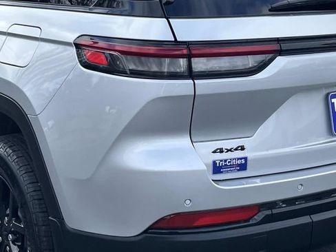 New 2025 Jeep Grand Cherokee 4WD image 5