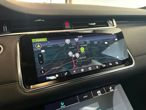 Used 2020 Land Rover Range Rover Evoque SE image 16