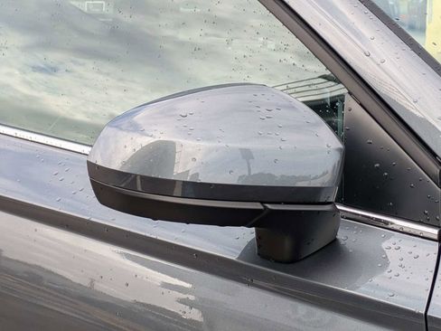 Used 2025 Volkswagen Taos SE w/ Panoramic Sunroof Package image 12