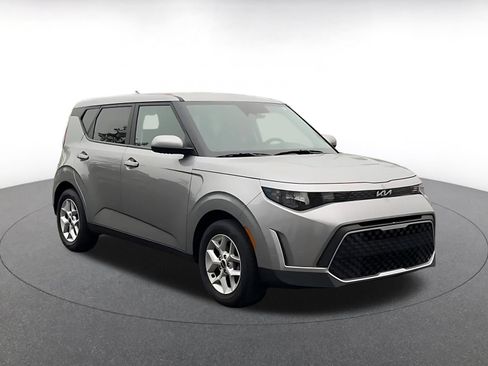 Used 2025 Kia Soul LX w/ LX Technology Package FWD image 3