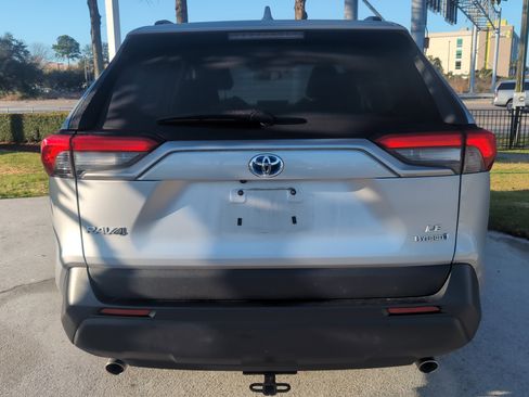 Used 2019 Toyota RAV4 LE image 9