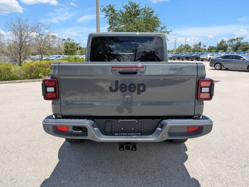 Used 2022 Jeep Gladiator Overland AWD/4WD image 5