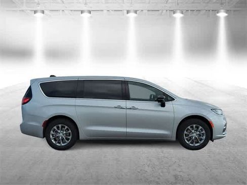 New 2026 Chrysler Pacifica Select image 9