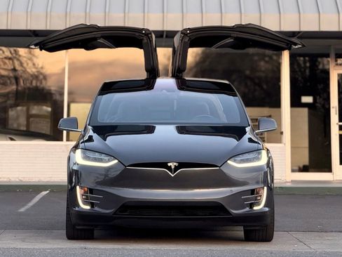 Used 2016 Tesla Model X 90D image 3