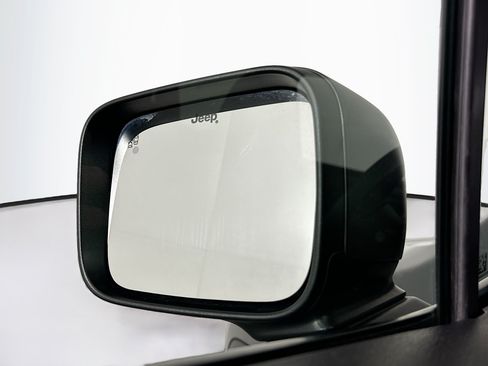 Used 2023 Jeep Renegade Latitude AWD/4WD image 16