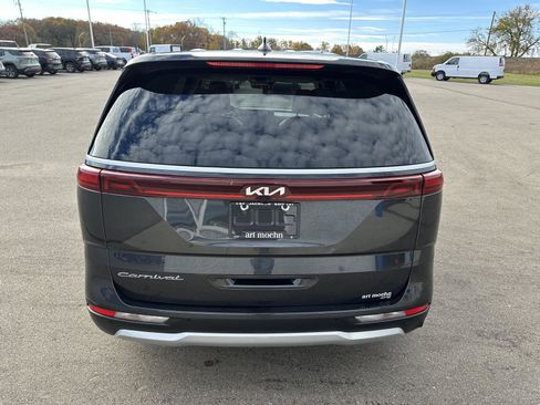 Used 2022 Kia Carnival EX image 4