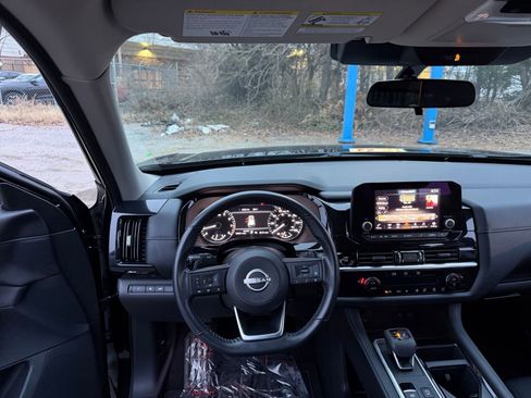 Used 2025 Nissan Pathfinder SV image 36