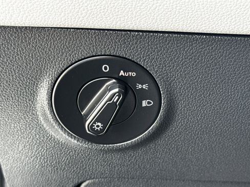 Used 2024 Volkswagen Taos SE image 25