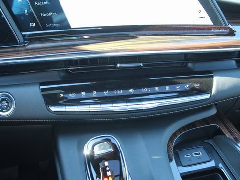 Used 2023 Cadillac Escalade Premium Luxury image 38