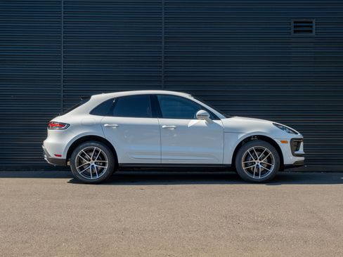 Certified 2026 Porsche Macan AWD/4WD image 9