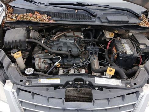 Used 2010 Chrysler Town & Country Touring image 16