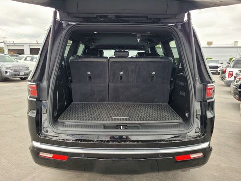 Used 2024 Jeep Wagoneer Series II w/ Flexible Seating Group RWD image 27