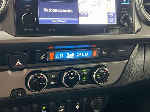 Used 2017 Toyota Tacoma TRD Sport image 27