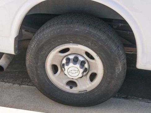 Used 2015 Chevrolet Express 2500 RWD image 6