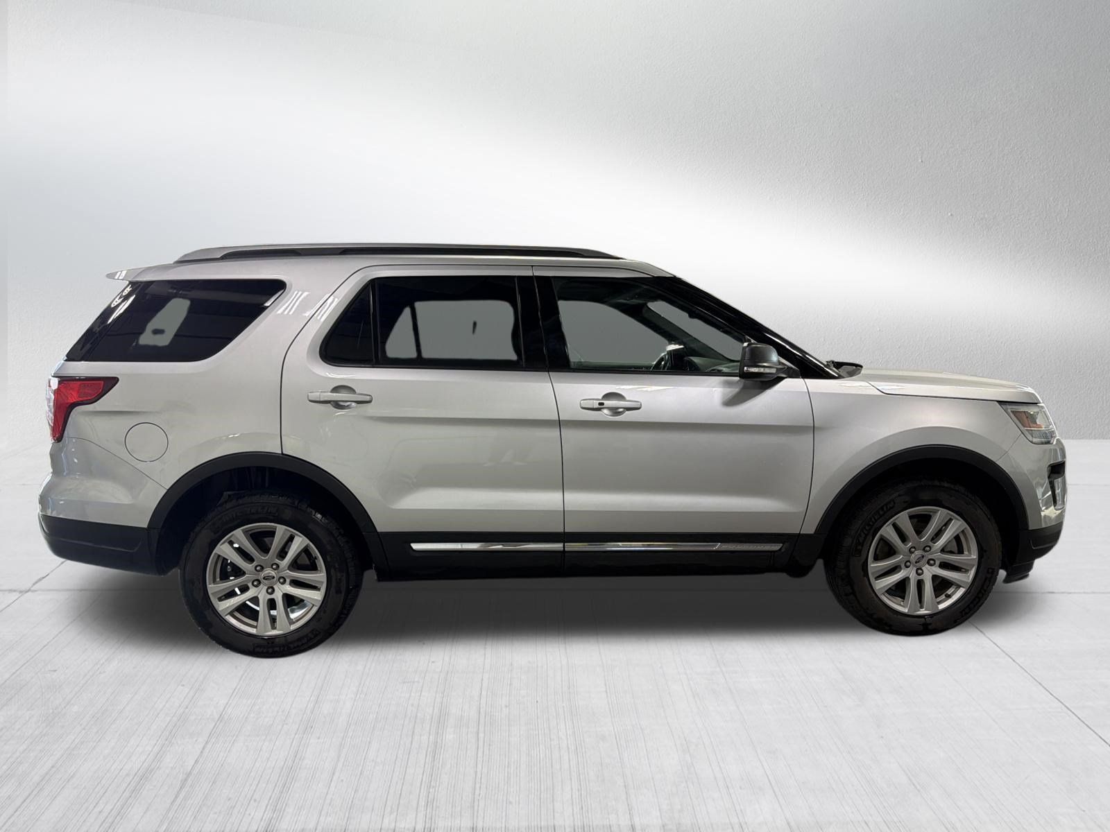 Used 2019 Ford Explorer XLT w/ Equipment Group 202A AWD/4WD image 8