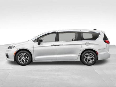 Used 2025 Chrysler Pacifica Limited FWD image 3