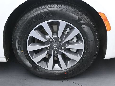 Used 2024 Chrysler Pacifica Limited FWD image 34