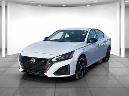 Used 2024 Nissan Altima 2.5 SR FWD image 3